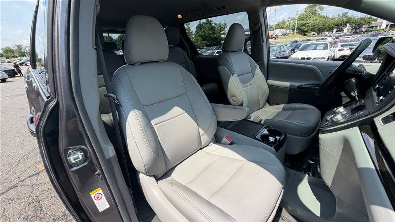 Used 2018 Toyota Sienna XLE w/ XLE Navigation Package FWD image 17
