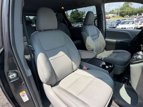 Used 2018 Toyota Sienna XLE w/ XLE Navigation Package FWD image 17