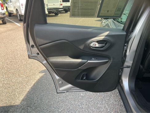 Used 2019 Jeep Cherokee Latitude Plus w/ Comfort/Convenience Group FWD image 22