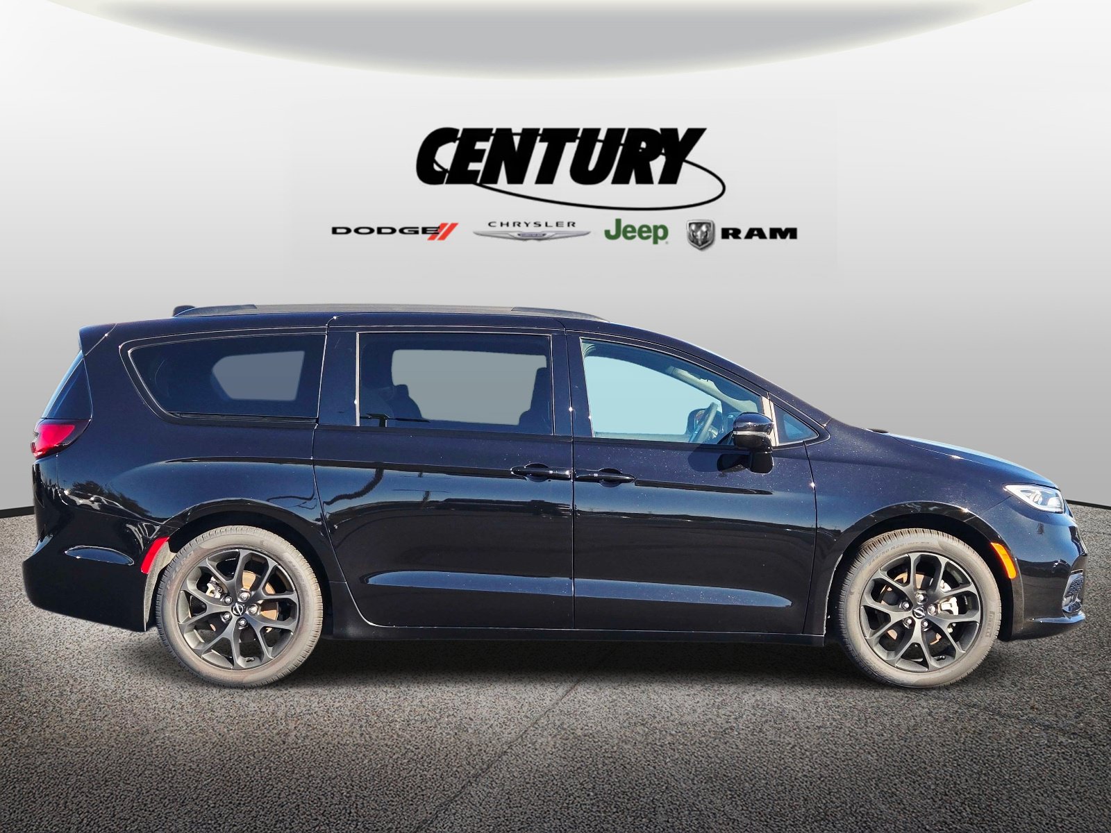 Used 2024 Chrysler Pacifica Touring-L FWD image 2
