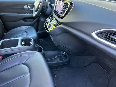 Used 2025 Chrysler Pacifica Select image 16