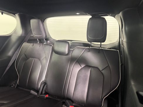 Used 2025 Chrysler Pacifica Limited FWD image 12