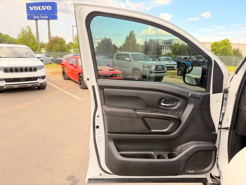 Used 2023 Nissan Titan PRO-4X w/ Pro-4x Convenience Package AWD/4WD image 19