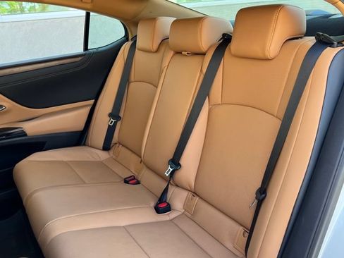 Used 2025 Lexus ES 300h w/ Premium Package FWD image 21