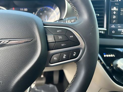 Used 2023 Chrysler Pacifica Touring-L FWD image 18