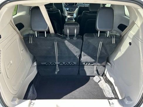 Used 2023 Chrysler Pacifica Touring-L FWD image 45