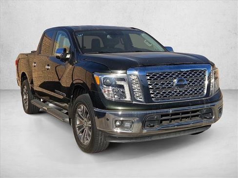 Used 2019 Nissan Titan SL image 3