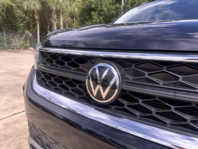 Used 2024 Volkswagen Taos SE w/ Black Wheel Package FWD image 17