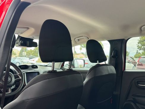 Used 2023 Jeep Renegade Trailhawk AWD/4WD image 17