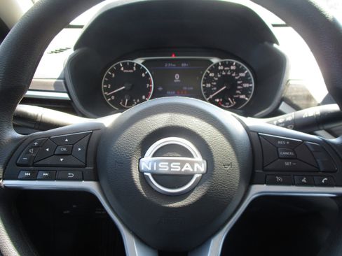 Used 2025 Nissan Altima 2.5 SV FWD image 10