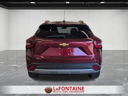Used 2025 Chevrolet Trax LT w/ LT Convenience Package FWD image 4