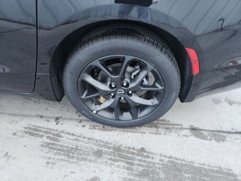 New 2026 Chrysler Pacifica Limited w/ Uconnect Theater Family Group image 27