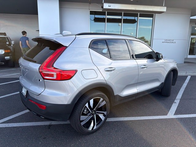 Used 2024 Volvo XC40 B5 Plus w/ Protection Package Premier AWD/4WD image 3
