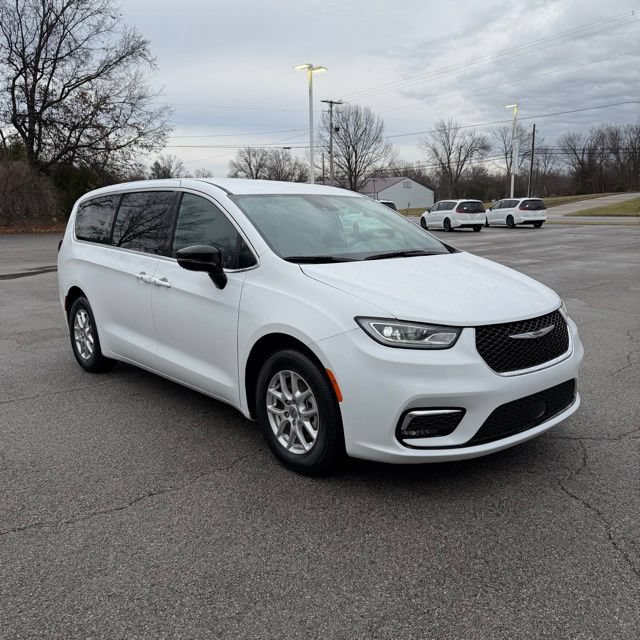 Used 2025 Chrysler Pacifica Select FWD image 4