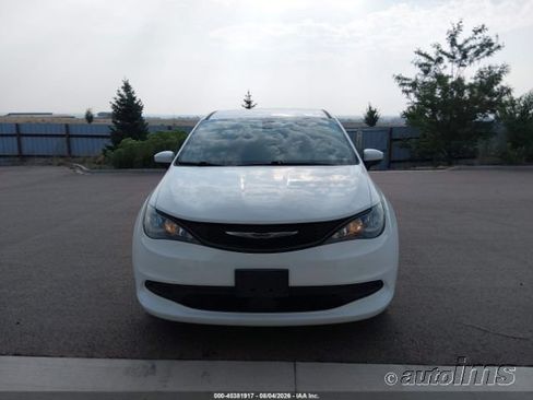 Used 2022 Chrysler Voyager LX FWD image 14