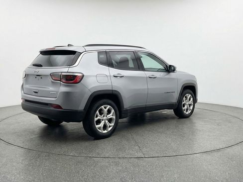 Used 2025 Jeep Compass Latitude image 9