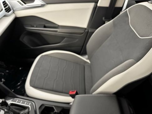 Used 2025 Volkswagen Taos SE image 23