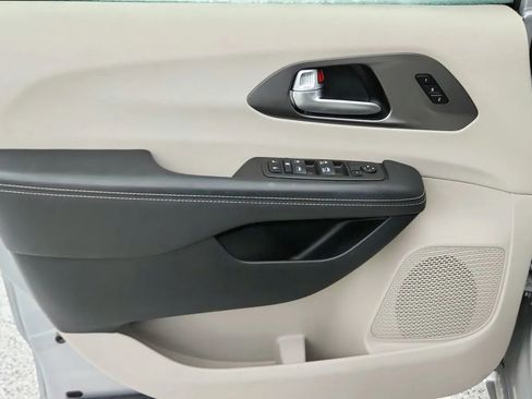 Used 2024 Chrysler Pacifica Touring-L image 32