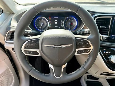 Used 2024 Chrysler Pacifica Touring-L AWD/4WD image 33