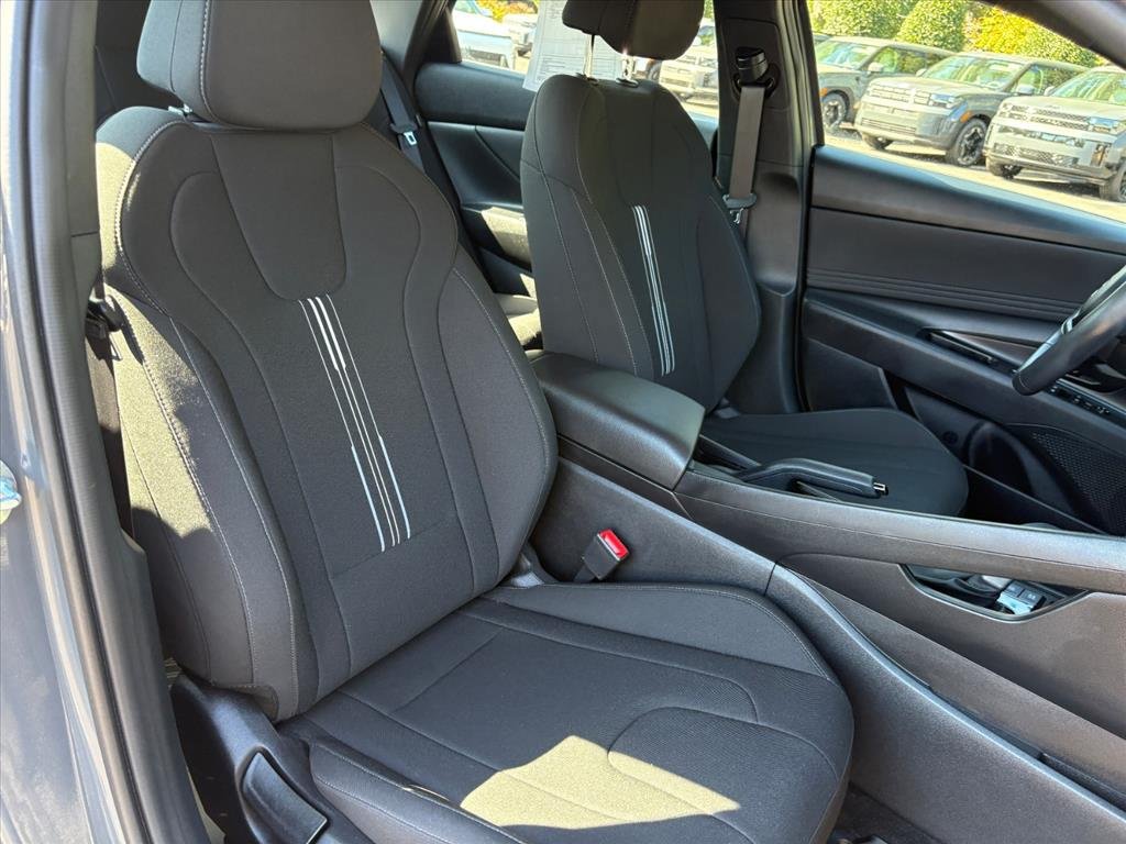 Certified 2025 Hyundai Elantra Sport FWD image 17
