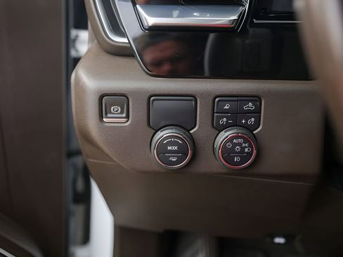 Used 2022 Chevrolet Silverado 1500 LTZ w/ LTZ Convenience Package II image 17