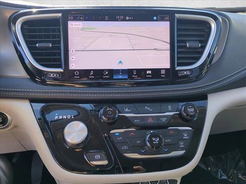 Used 2024 Chrysler Pacifica Select image 15