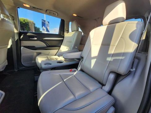 Used 2019 Toyota Highlander XLE image 11