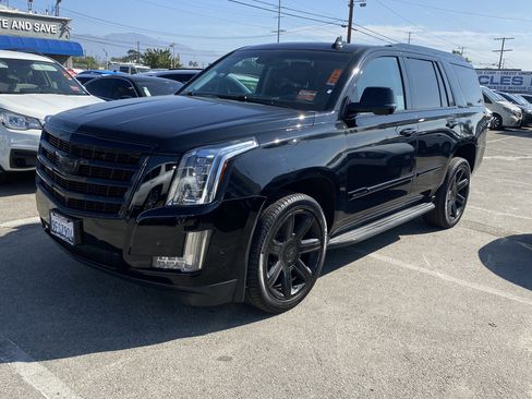 Used 2018 Cadillac Escalade Luxury image 2