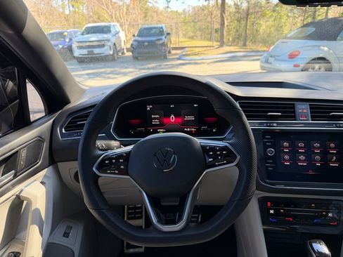 Used 2022 Volkswagen Tiguan SE R-Line image 25