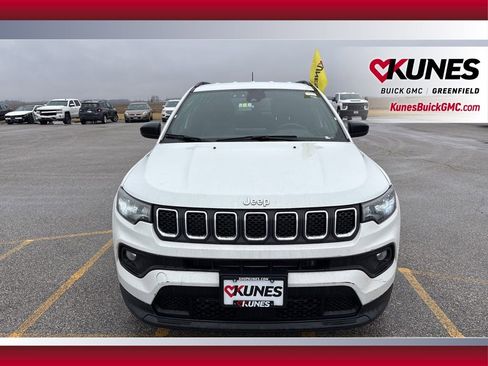 Used 2023 Jeep Compass Latitude AWD/4WD image 2