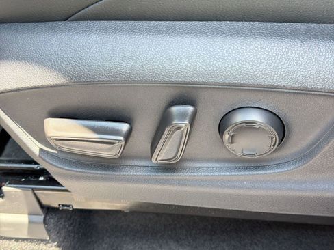 Used 2025 Toyota Tacoma Limited AWD/4WD image 14