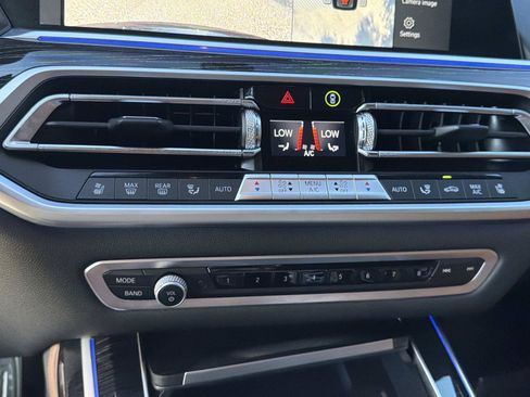 Used 2022 BMW X7 xDrive40i w/ M Sport Package AWD/4WD image 23