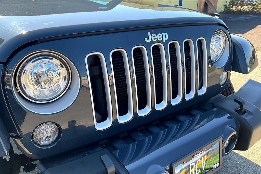 Used 2017 Jeep Wrangler Unlimited Sahara w/ Connectivity Group AWD/4WD image 32