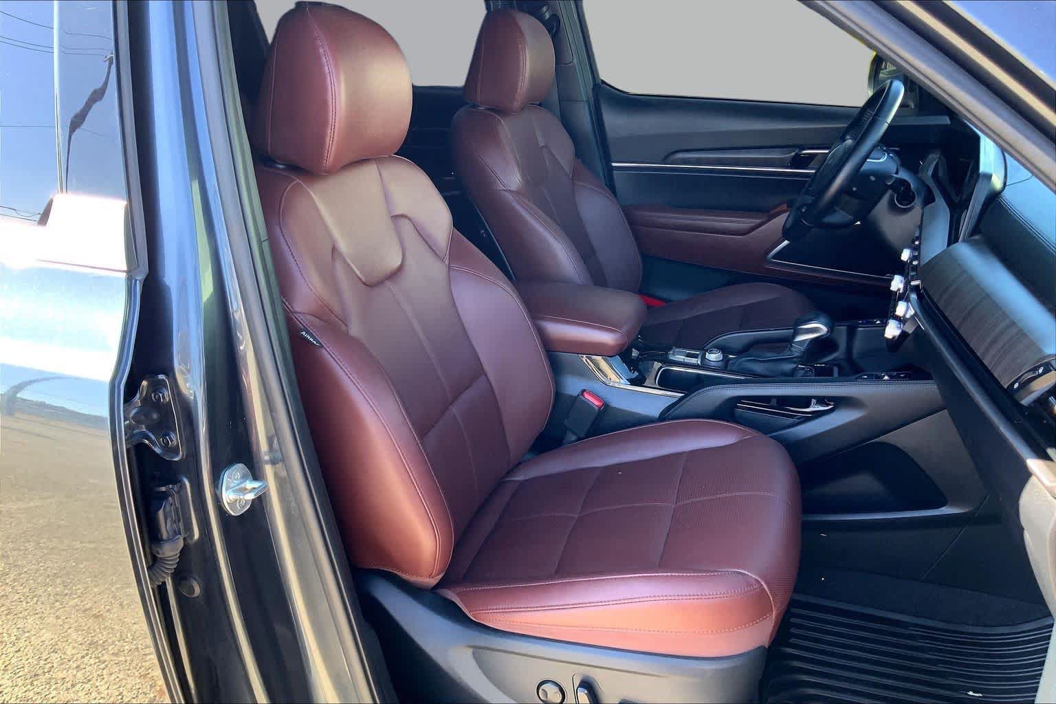 Used 2024 Kia Telluride EX w/ EX Captain's Chair Package FWD image 8