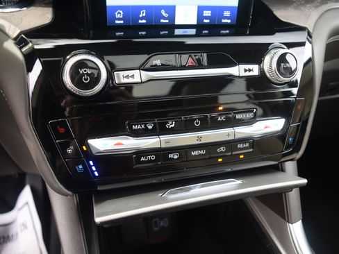 Used 2023 Ford Explorer Platinum w/ Technology Package AWD/4WD image 11