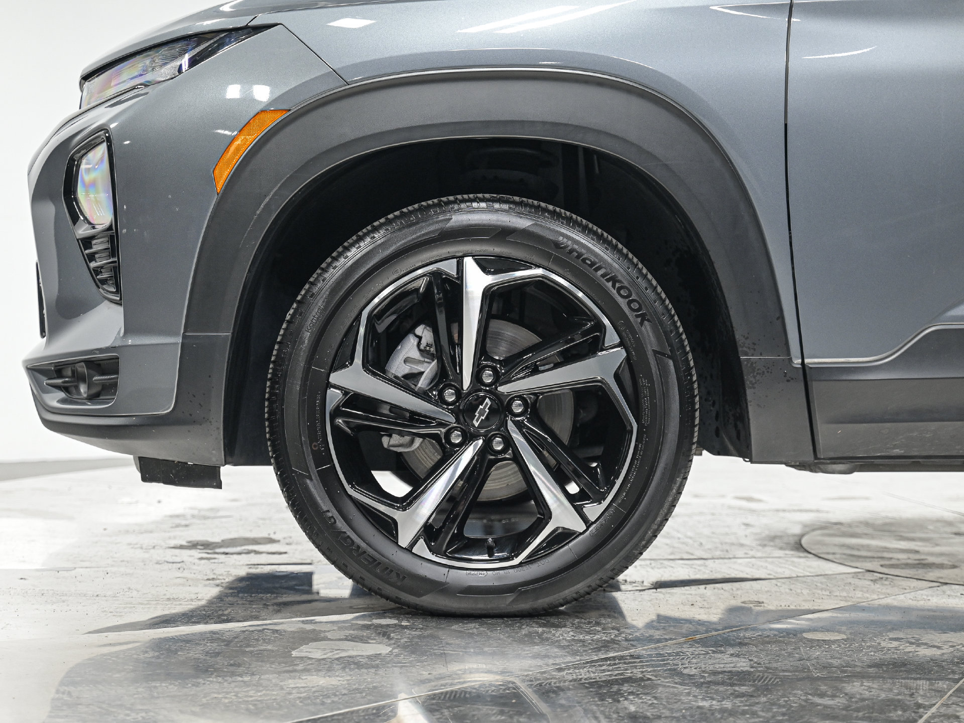 Used 2022 Chevrolet TrailBlazer RS w/ Sun and Liftgate Package AWD/4WD image 3