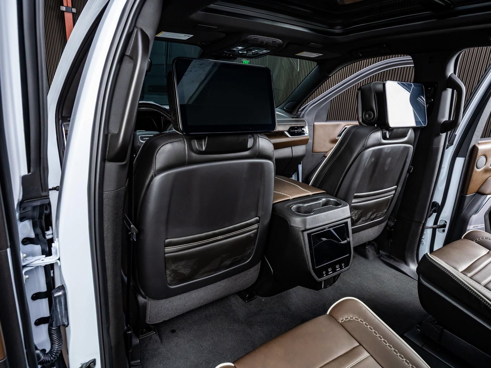 Used 2026 GMC Yukon Denali Ultimate w/ LPO, Floor Liner Package AWD/4WD image 37