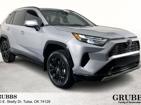 Used 2024 Toyota RAV4 SE image 1