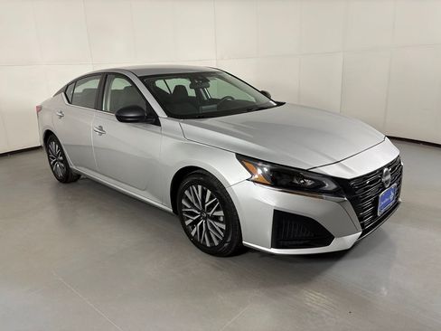 Used 2024 Nissan Altima 2.5 SV FWD image 2