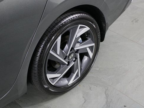 Certified 2025 Hyundai Elantra SEL image 11