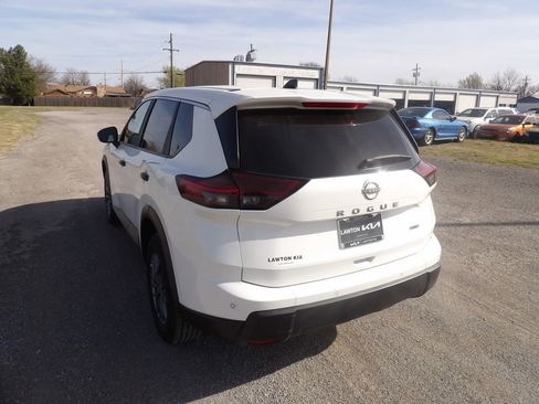 Used 2024 Nissan Rogue S image 9