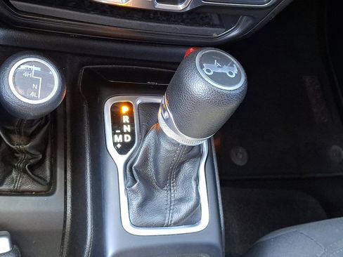 Used 2018 Jeep Wrangler Unlimited Sport S AWD/4WD image 30