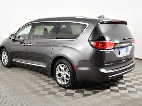Used 2017 Chrysler Pacifica Limited FWD image 8