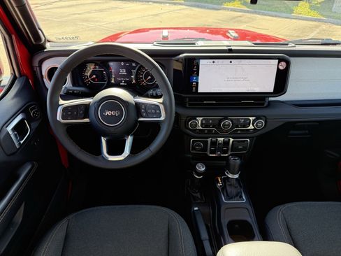 Used 2025 Jeep Wrangler Sahara image 14