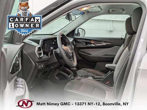 Used 2025 Chevrolet TrailBlazer LT AWD/4WD image 3
