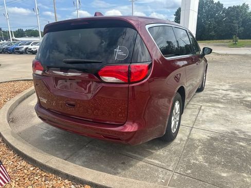 Used 2020 Chrysler Voyager LX w/ Cold Weather Group FWD image 5