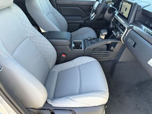 Certified 2025 Toyota Tacoma SR5 AWD/4WD image 12