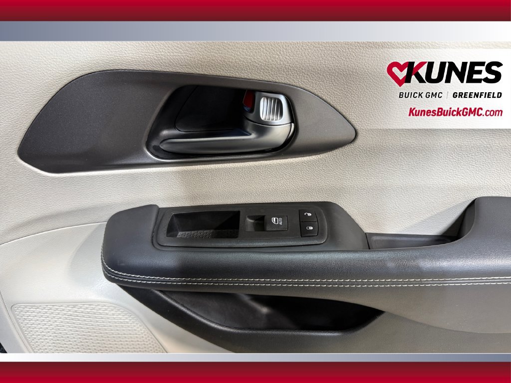 Used 2023 Chrysler Pacifica Touring-L FWD image 36