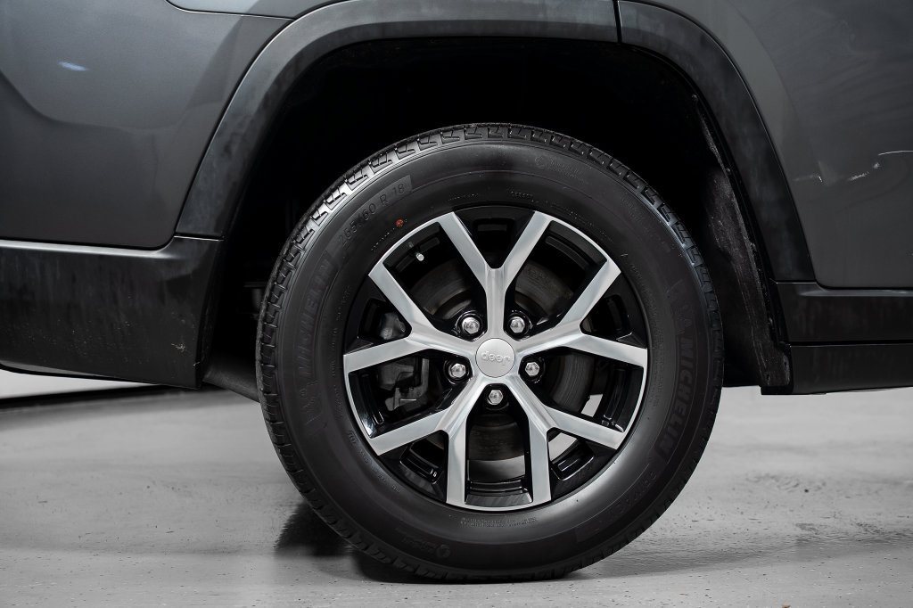 Used 2023 Jeep Grand Cherokee L Limited RWD image 7