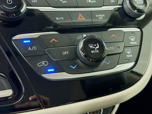 Used 2023 Chrysler Pacifica Touring-L FWD image 17